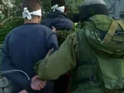 قوات الاحتلال تعتقل مواطنين فلسطينيين بالضفة الغربية
