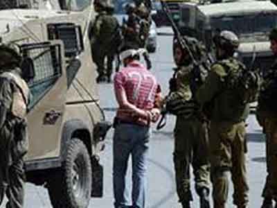 قوات الاحتلال الإسرائيلي تعتقل ثلاثة مواطنين من الخليل 