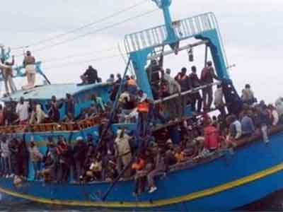 البحرية الليبية تنقذ ( 105 ) مهاجرا غير شرعي تعطل قاربهم في عرض البحر  