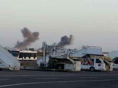 طائرة حربية تستهدف مدرج مطار معيتيقة وتصيب منزل أحد المواطنين  