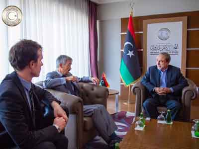 السويحلي يلتقي بالسفير الإنجليزي لدى ليبيا 
