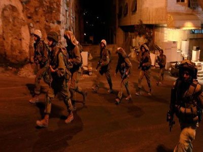 قوات الاحتلال تعتقل مواطنين بالخليل وتداهم عدة بلدات