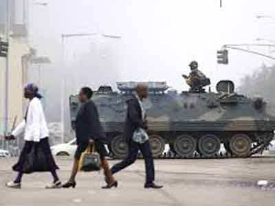 الجيش في زيمبابوي يعلن سيطرته على الحكم 