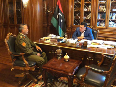 رئيس المجلس الرئاسي القائد الأعلى للجيش يجتمع مع آمر المنطقة العسكرية الغربية