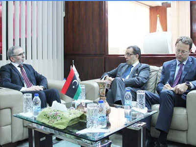 السفير الاسباني يثمن دور المؤسسة الوطنية للنفط بانعاش الاقتصاد الليبي