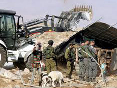 قوات الاحتلال الصهيوني تهدم القسم الأكبر من قرية بدوية في الضفة الغربية المحتلة