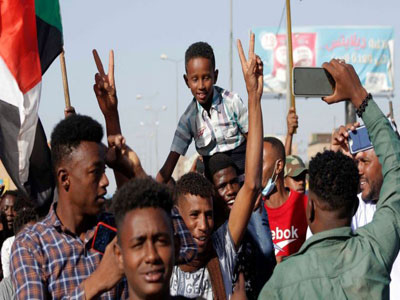 تواصل الاحتجاجات ضد الجيش في الخرطوم والمطالبات بانسحابه من الحياة السياسية  