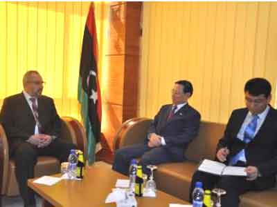 وزير الاسكان والمرافق الدكتور علي الشريف مع سفير الصين لدى ليبيا 