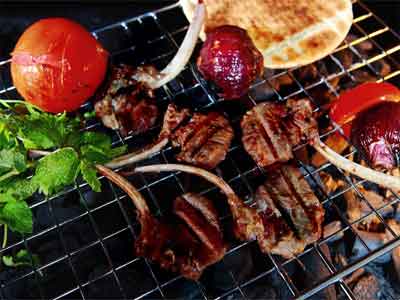 التقليل قدر الإمكان من تناول اللحوم الحمراء  ويفضل أن تطهى بالشواء أو السلق .