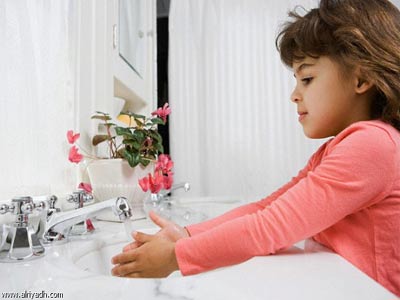 لا تبالغ فى الاهتمام بنظافة طفلك حتى لا تضعف جهازه المناعى
