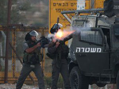 قوات إسرائيلية تفتح النار على منازل فلسطينيين شرق خان يونس 