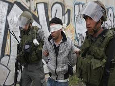 قوات الاحتلال تعتقل خمسة فلسطينيين من محافظة الخليل 