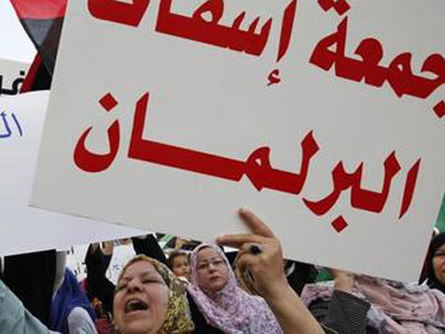 مدن عدة تشهد مظاهرات تحت شعار جمعة إسقاط البرلمان بنغازي صمام الأمان  