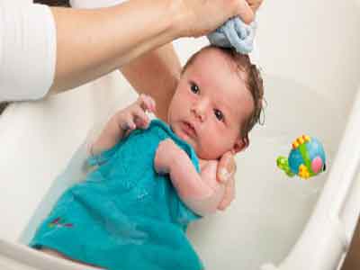 استحمام الرضيع يوميًا.. هل هو عادة صحية أم لا 