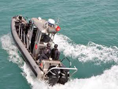 البحرية التونسية تنقذ ( 12 ) مهاجرا غير شرعي قبالة سواحل جزيرة قرقنة 