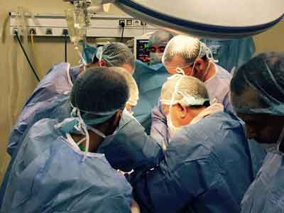 نخبة من الأطباء الليبيين يجرون عملية جراحية للأوعية الدموية تتكلل بالنجاح 