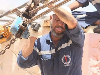 تواصل أعمال الصيانة على خط جنوب طرابلس الهضبة جهد 220 كيلو فولت 