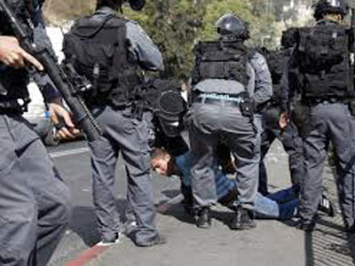 قوات الاحتلال الصهيوني تعتقل 3 مقدسيين وتعتدي على أحدهم 