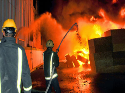 حريق هائل في أحد خزانات إنتاج الكهرباء في لبنان 