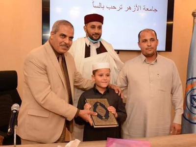 رئيس جامعة الأزهر الدكتور يكرم أصغر حامل لكتاب الله في ليبيا الشيخ ( الحارث عبداللطيف الهدار) البالغ من العمر 11 عاما 