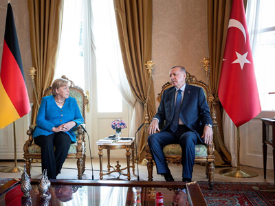 أردوغان لميركل : الأتراك يعانون في أوروبا من العنصرية ومعاداة الإسلام والتمييز 