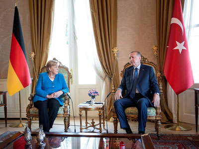 أردوغان لميركل : الأتراك يعانون في أوروبا من العنصرية ومعاداة الإسلام والتمييز
