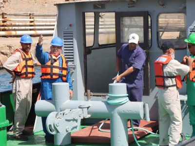 فريق تابع لعدد من الشركات النفطية يجري تمرين محاكاة تلوث بحري بالنفط الخام بميناء مرسى البريقة  