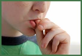 مخاطر عدة لقضم الأظافر لدى الأطفال- تعبيرية