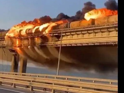 انفجار بجسر القرم المعبر الأساسي بين شبه الجزيرة الأوكرانية والبر الروسي 