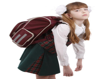 الحقيبة المدرسية أثقال يومية تصاحب الصغار