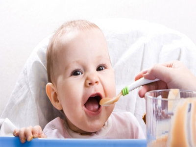الملعقة البلاستيكية أفضل لإطعام الرضيع