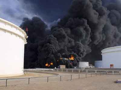 مؤسسة النفط تعلن سيطرتها على حريق خزان 12 بميناء السدرة النفطي 