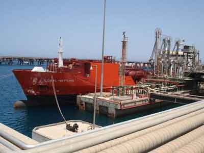 رأس لانوف: دخول ناقلة النفط سيرا للميناء لشحن 600 ألف برميل  