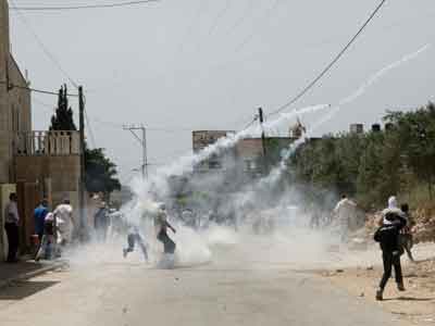 إصابة 9 مواطنين بالرصاص والعشرات بالاختناق خلال مواجهات لبلدة أبو ديس الفلسطينية  