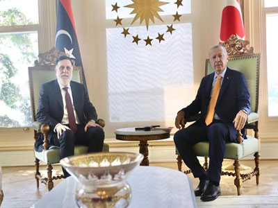 رئيس المجلس الرئاسي مع الرئيس التركي في إسطنبول 