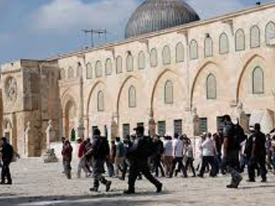 مستوطنون يقتحمون المسجد الأقصى وشرطة الاحتلال تدنس الجامع القبلي 