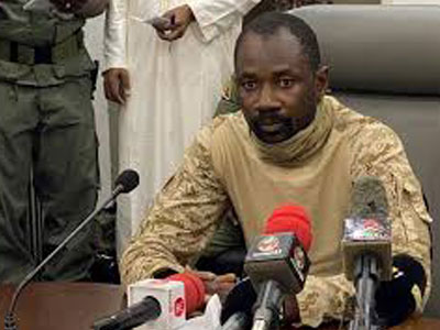 قائد المجلس العسكري في مالي يدعو لرفع العقوبات عن البلاد 