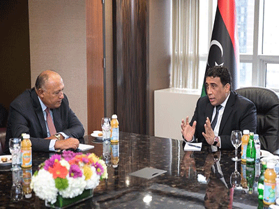 رئيس المجلس الرئاسي محمد المنفي  مع وزير الخارجية المصري 