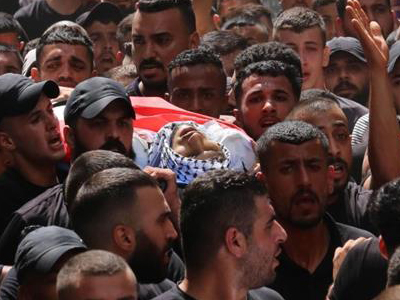 تشييع جثمان الشهيد الفلسطيني في مخيم الفارعة جنوب طوباس 