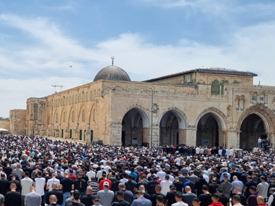 عشرات الآلاف الفلسطينيين يؤدون صلاة الجمعة اليوم في المسجد الأقصى المبارك 