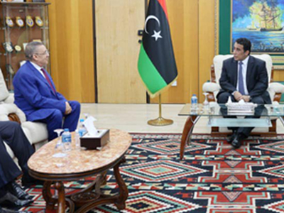 رئيس المجلس الرئاسي يتلقى دعوة من الرئيس الجزائري للمشاركة في القمة العربية المقبلة في الجزائر