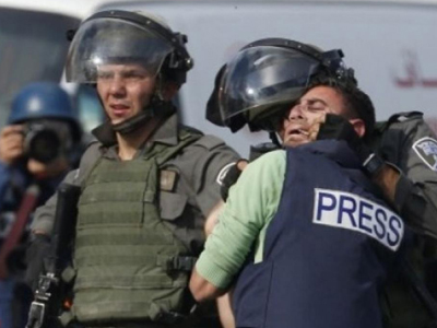اصابة ثلاثة صحفيين بعد ان اعتدت عليهم قوات الصهيوني جنوب الخليل 