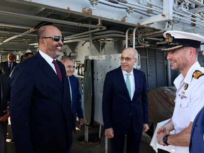 القائد الأعلى للجيش الليبي (الكوني ) يتفقد بارجة الانزال الملكية البريطانية بميناء طرابلس  